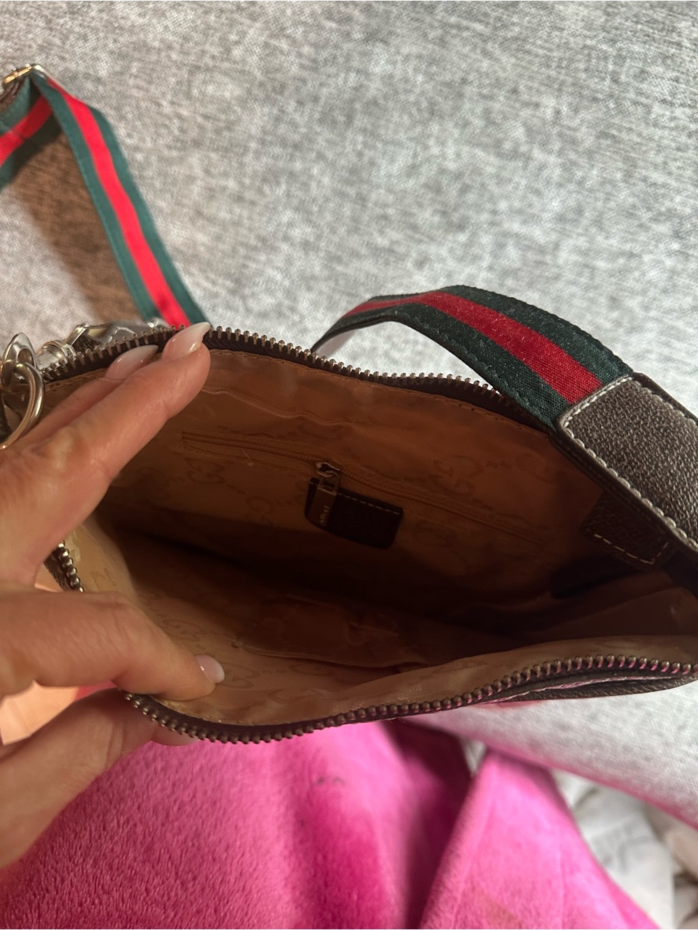 Gucci Beige GG Supreme Messenger with Green and Red Web - Picture 2 of 7